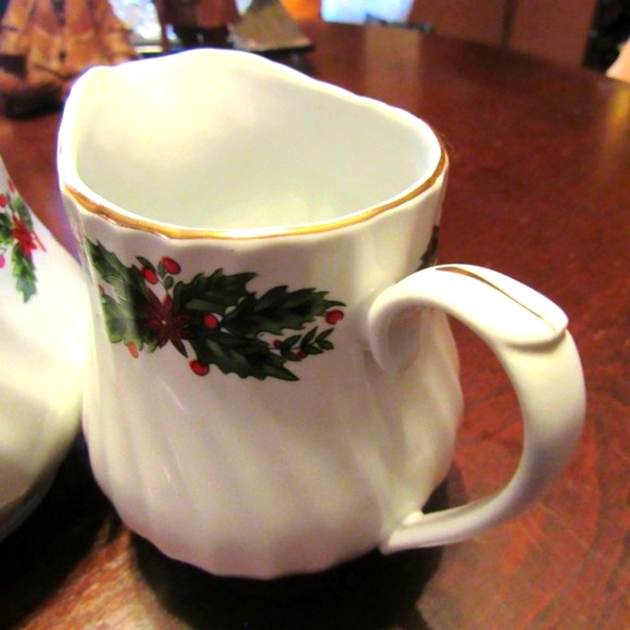 🎄 Vintage Christmas Holly Berries 24K Gold Trim Sugar & Creamer Set - Picture 9 of 16